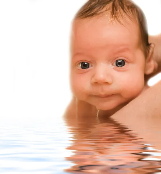 Criança pequena em água fundida — Fotografia de Stock