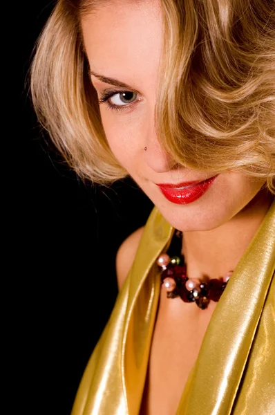 Blondýnka s kadeř vlasů detailní portrét — Stock fotografie