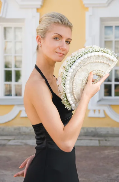 Prachtige blond meisje met een boeket van witte rozen — Stockfoto