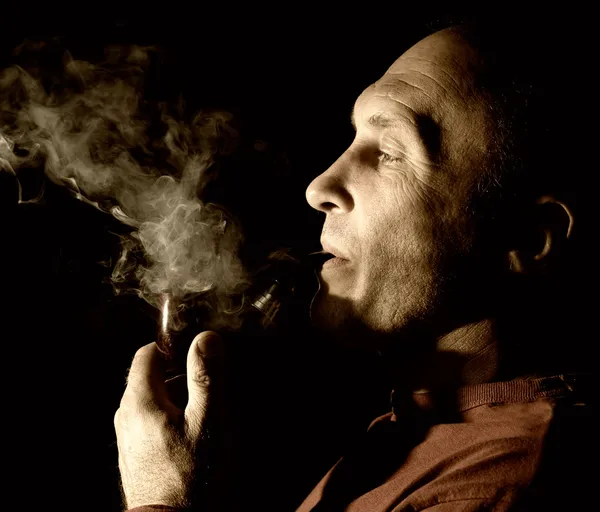 Sepia retrato de un fumador de pipa — Foto de Stock