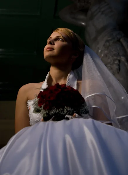 Невеста с букетом красных роз — стоковое фото