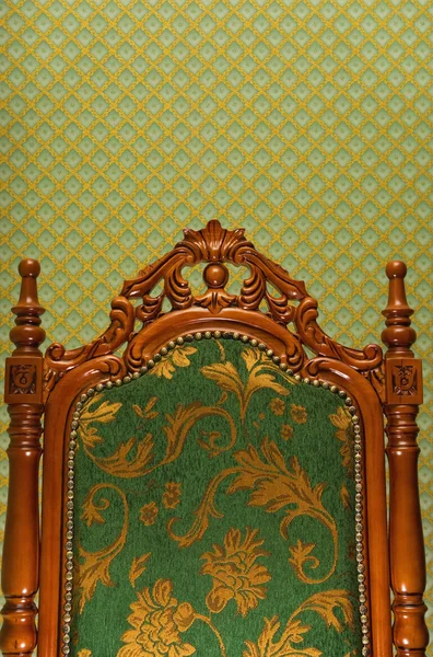 Розкішне королівське крісло на абстрактному тканинному фоні — стокове фото
