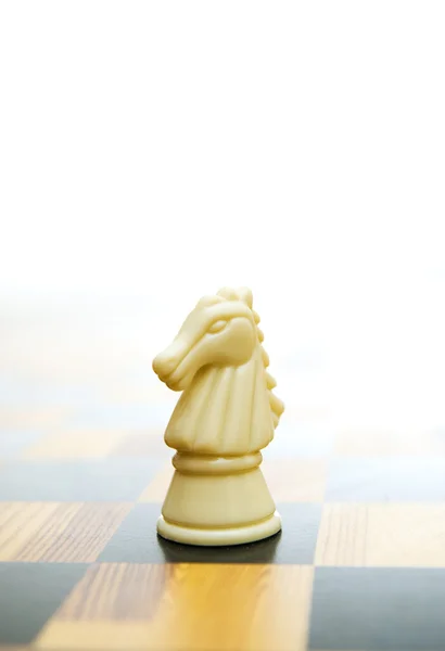 Lovag ábra a sakktábla — Stock Fotó