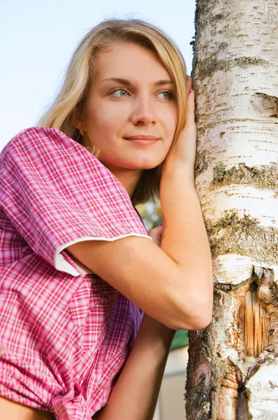 Piękna blond dziewczyna marzy w lesie — Zdjęcie stockowe