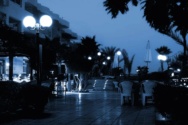 Ξενοδοχείο το βράδυ (τονισμένο μπλε) — Φωτογραφία Αρχείου
