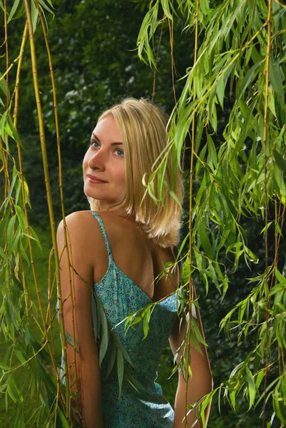 Schöne blonde Mädchen allein im Wald — Stockfoto