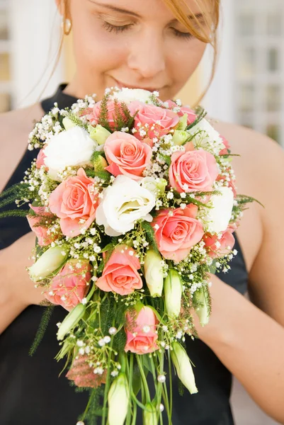 快乐的红发女孩嗅到的新娘花束 — 图库照片