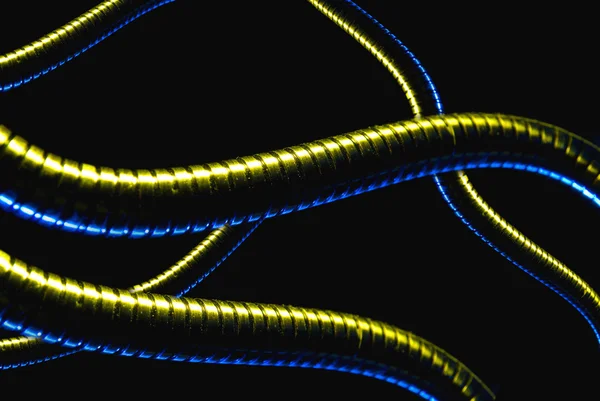 Fios metálicos coloridos isolados em preto — Fotografia de Stock