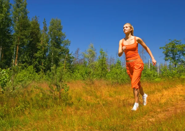 Hermosa chica corriendo en el bosque — Foto de Stock
