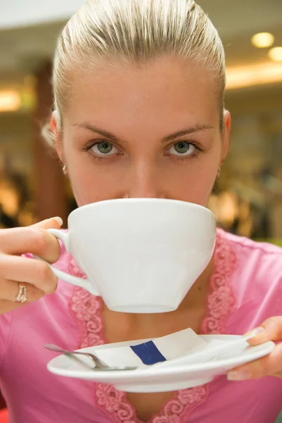 Bella ragazza con una tazza bianca — Foto Stock