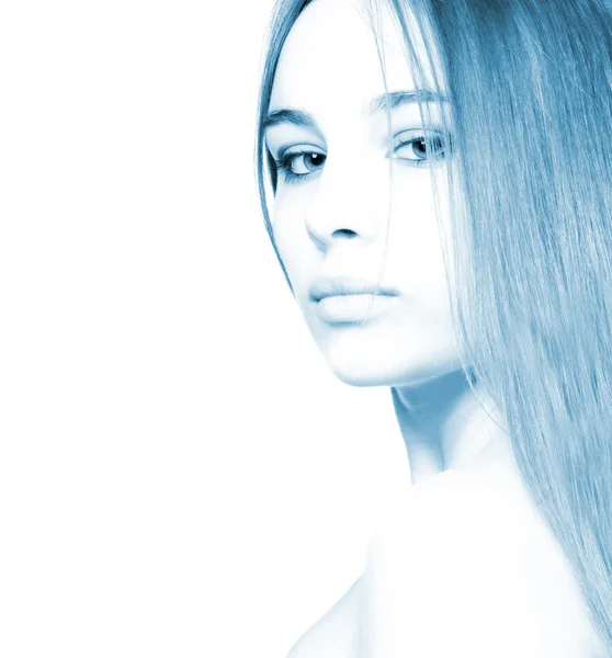 Mooi meisje geïsoleerd op wit (hoge-key portret afgezwakt in blu — Stockfoto