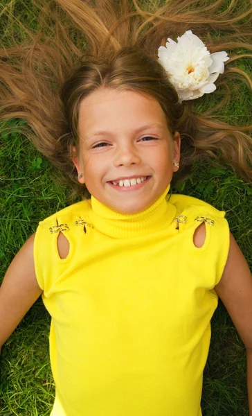 Genç kız üzerinde çim döşeme — Stok fotoğraf