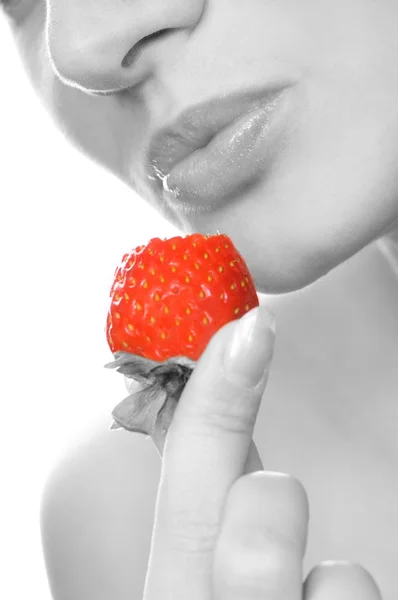 Chica con una fresa — Foto de Stock
