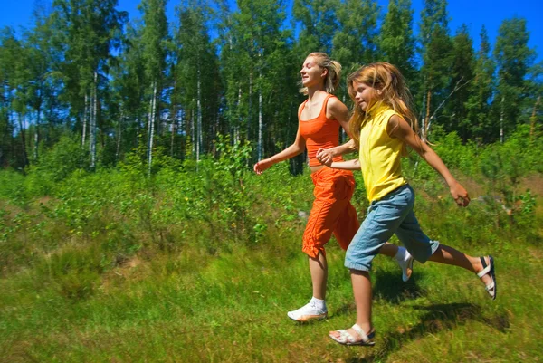 Two girls running on a meadow — Stock Photo, Image