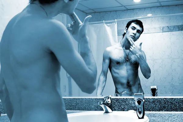 Ung kille i ett badrum (tonas i blått) — Stockfoto