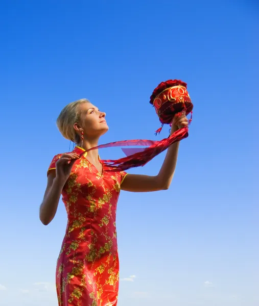 Prachtige blond meisje met een boeket van rode rozen over crystal cl — Stockfoto