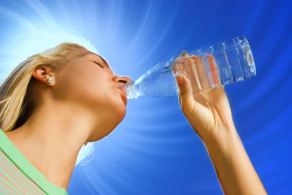 Красива блондинка п'є воду — стокове фото
