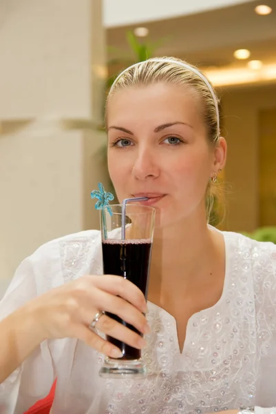 금발의 여자는 레스토랑에 포도 주스를 마시는 — 스톡 사진
