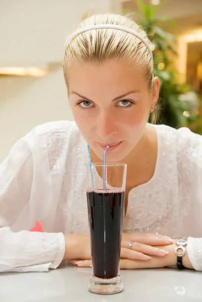 Vacker blond flicka drycker druvsaft i en restaurangkrásná blonďatá dívka pije hroznové šťávy v restauraci — Stockfoto