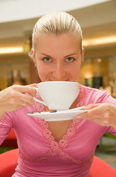 Ελκυστική ξανθιά κοπέλα πίνοντας καφέ σε εστιατόριο — Φωτογραφία Αρχείου