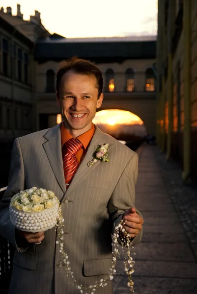 Bräutigam mit Strauß weißer Rosen — Stockfoto
