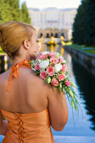 Young redhead girl with a bouquet of roses — Stock Photo, Image
