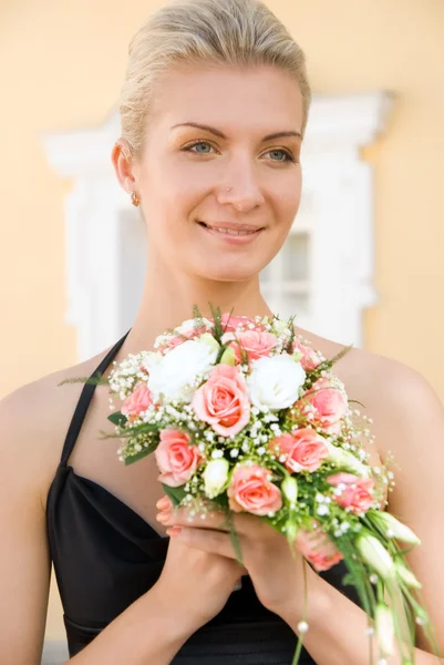 Piękna blond dziewczyna z bukietem róż — Zdjęcie stockowe