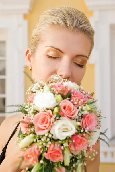 Fille blonde avec un bouquet de roses — Photo