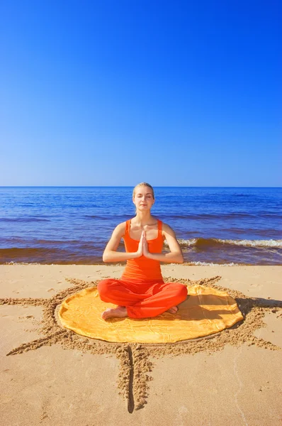Beautiful meditating girl on the beach — Stock Photo, Image