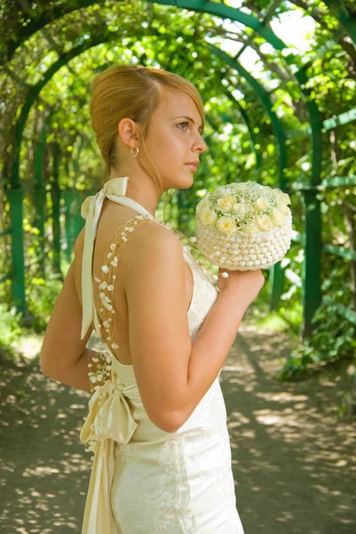 Rothaarige Mädchen mit einem Brautstrauß aus weißen Rosen — Stockfoto