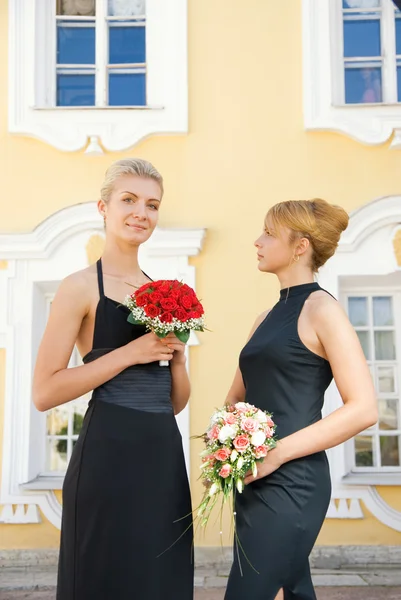 Två tjejer med Buketter av rosor — Stockfoto
