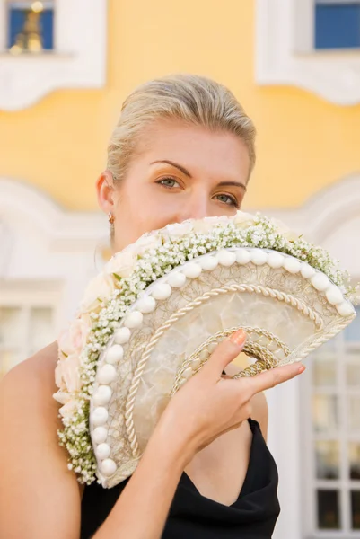 Молодая красивая девушка с роскошным свадебным букетом белых роз — стоковое фото