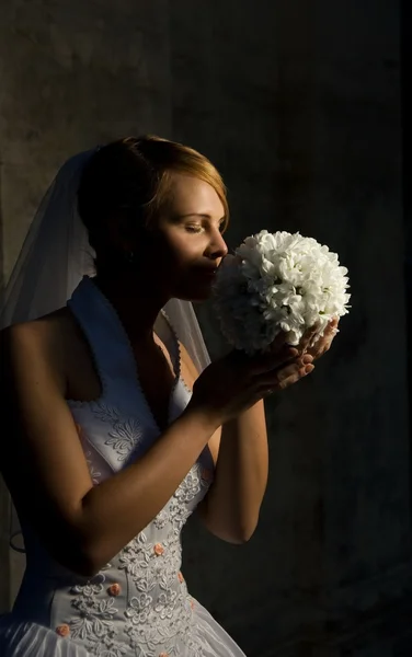 Vackra brud med bukett med vita blommor — Stockfoto
