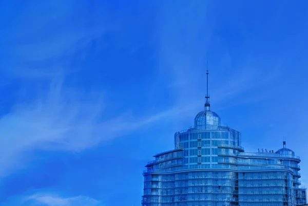 Здание городской администрации над голубым небом — стоковое фото
