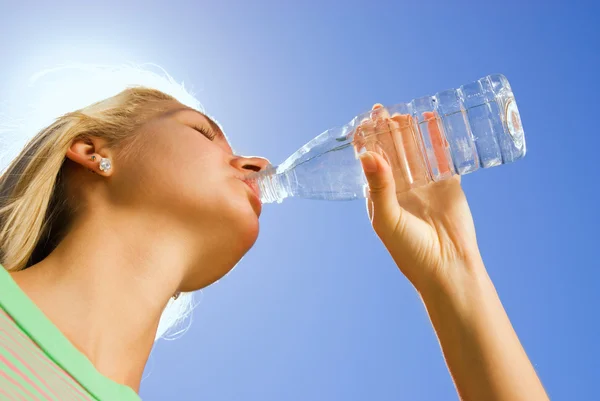 Gyönyörű szőke lány ivóvíz — Stock Fotó