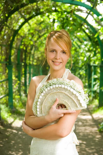 Souriante rousse fille avec un bouquet de roses blanches — Photo