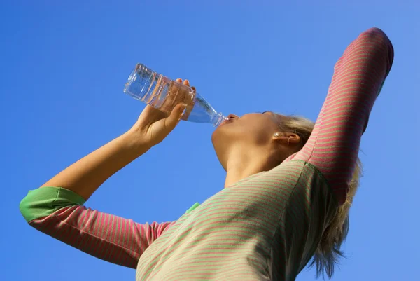 Prachtige blond meisje drinken water — Stockfoto