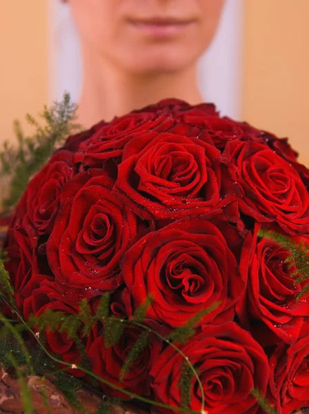 Дівчина з букетом червоних троянд — стокове фото