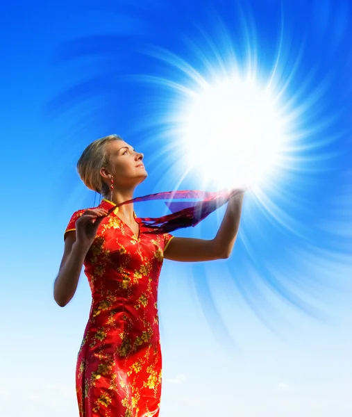Menina loira bonita com uma esfera de luz mágica sobre clea de cristal — Fotografia de Stock