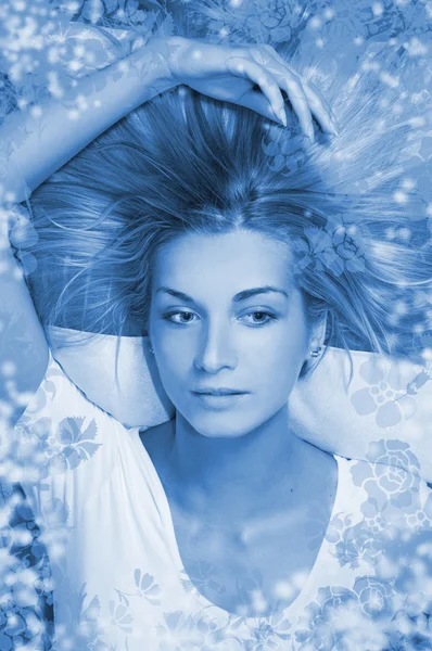Dívka s přírodní blond vlasy liying na podlaze (posílil v modrém) — Stock fotografie