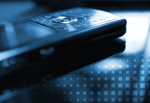 Blå tonad bild av en mobiltelefon (grunt dof, fokuserade på ro — Stockfoto