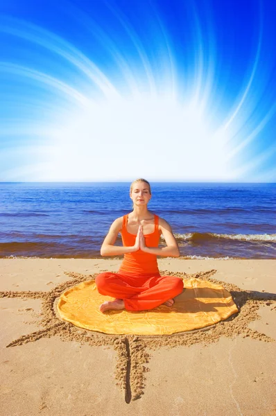 Vacker mediterar flicka på stranden — Stockfoto