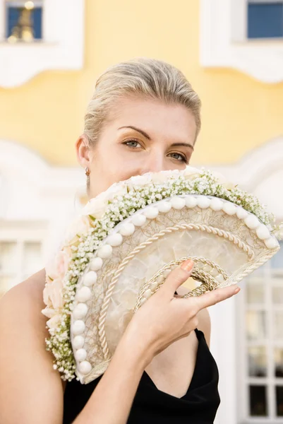 Jeune belle fille avec un bouquet de mariée de luxe de roses blanches — Photo
