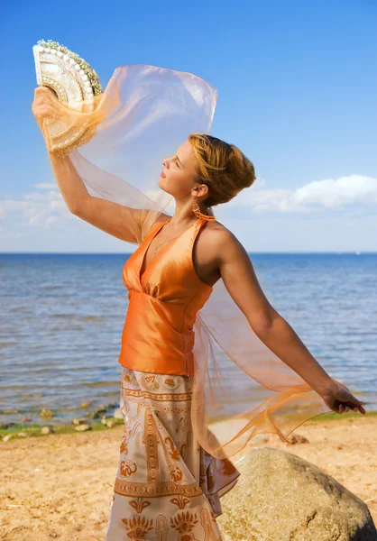 Krásná rusovláska dívka na pláži slunečného dne — Stock fotografie