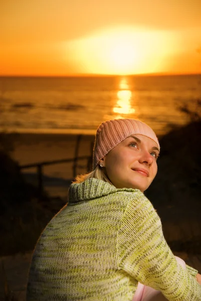 Gyönyörű lány a strandon, a napnyugta időpontja — Stock Fotó