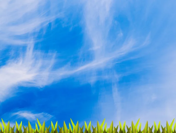 Yeşil çimen üzerinde mavi gökyüzü (lots-in kopya yer) — Stok fotoğraf
