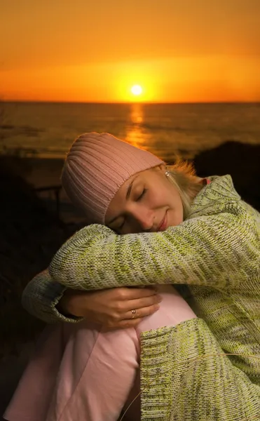 Piękna dziewczyna spanie zachód słońca na plaży — Zdjęcie stockowe