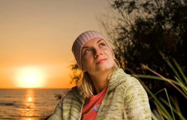 Mooie jonge meisje op het strand bij zonsondergang — Stockfoto