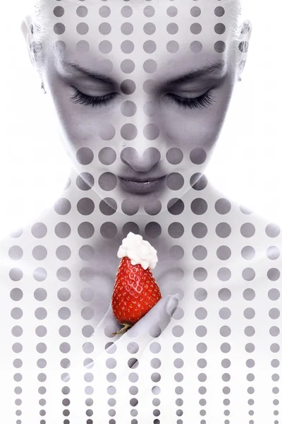 Abstraktes Porträt eines Mädchens mit roten saftigen Erdbeeren in der Hand — Stockfoto