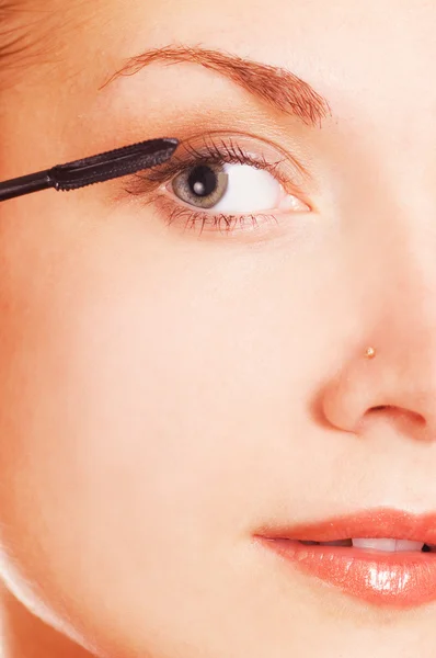 Retrato de close-up de uma menina aplicando maquiagem — Fotografia de Stock